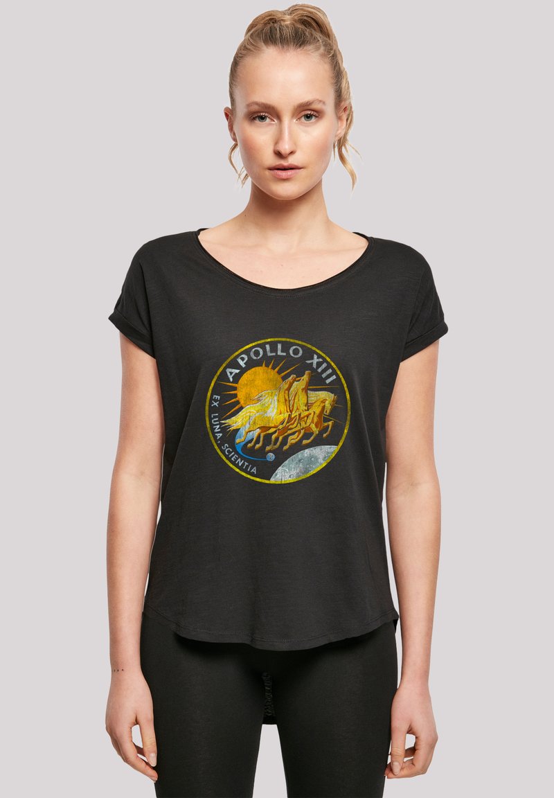 Schwarzes T-Shirt mit kurzen Ärmeln, das ein farbenfrohes Motiv von Apollo XIII zeigt, mit Elementen des Weltraums und einer Sonne. Weicher Stoff, lockerer Schnitt, runder Halsausschnitt.