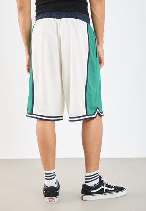 Shorts de basketball en blanc et vert, dotés d'un tissu en maille, de poches latérales et d'une ceinture bleu marine. Accentués par des détails rayés.