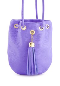 Lila Leder-Eimerhandtasche mit strukturierter Oberfläche, goldenen Beschlägen, Kordelzugverschluss und einem dekorativen Quastenakzent.