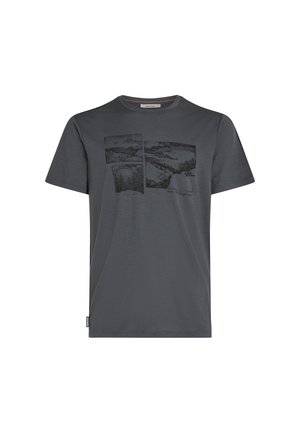 Donkergrijs T-shirt met korte mouwen, voorzien van een zwart fotogridontwerp van een landschap op de voorkant en een ronde halslijn.