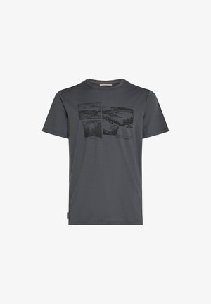 Dunkelgraues Kurzarm-T-Shirt mit schwarz-weißem Landschaftsfoto-Gitterdesign auf der Vorderseite und rundem Halsausschnitt.