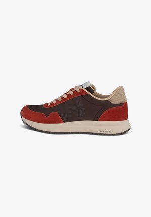 Baskets décontractées marron et rouge rouille avec lacets beiges, col rembourré et semelle blanche étiquetée "Natural Soft" sur le côté.