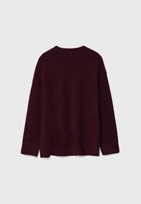 Pull bordeaux à coupe décontractée, col rond côtelé, manches longues et fentes latérales à l'ourlet. Texture douce et tissu tricoté.