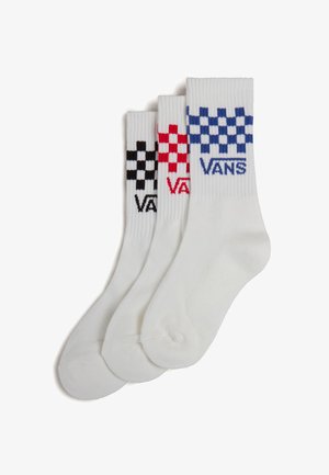 Calcetines blancos con patrones de tablero de ajedrez coloridos en rojo, negro y azul; presentan el logo de "VANS" en colores correspondientes. Material de mezcla de algodón.