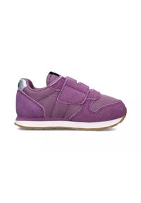Scarpa sportiva viola con tomaia in suede e tessuto, cinturino in Velcro regolabile, colletto imbottito e suola in gomma.