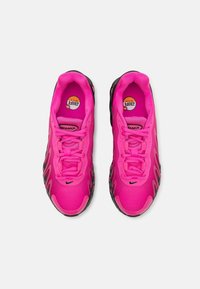 Paire de baskets Nike Air Max rose vif avec semelles, lacets et logo Air Max noirs sur la languette, vue de dessus.