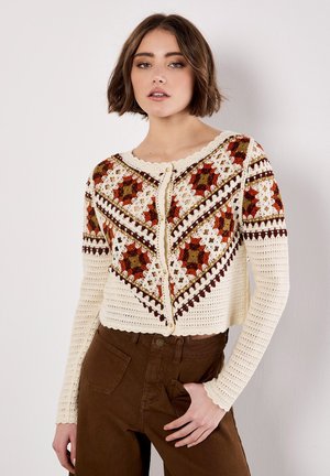 Cardigan all'uncinetto color crema con motivi geometrici multicolori. Presenta un collo rotondo e chiusura con bottoni, maniche lunghe texturizzate.
