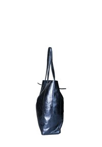 Borsa a spalla nera in pelle con texture liscia, forma allungata e due manici lunghi. Presenta una sottile cucitura bianca lungo i bordi.