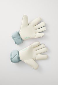 Målvaktshansker med hvit latexpalme, lyseblå håndleddsrem, teksturert overflate og gripelementer. Har ACG-merke i lysegrønn.