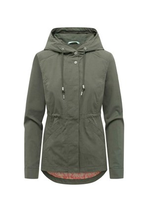 Giacca con cappuccio verde oliva con coulisse, bottoni a pressione, tasche anteriori, vita aderente e fodera interna floreale rosa visibile all'orlo.