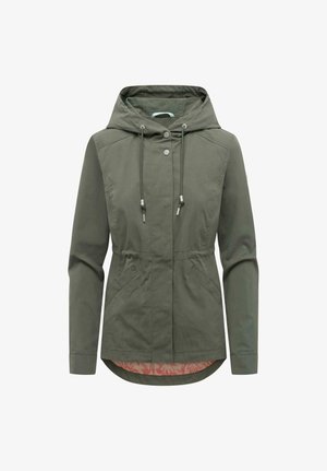 Veste à capuche vert olive avec cordons, boutons-pression, poches avant, taille cintrée et doublure intérieure fleurie rose visible à l'ourlet.