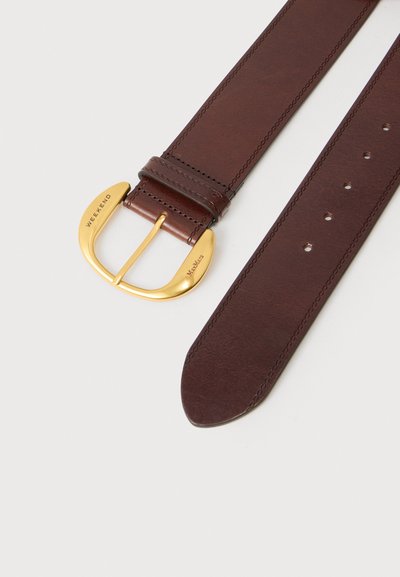 Σκούρα καφετιά δερμάτινη ζώνη με χρυσή καμπυλωτή αγκράφα χαραγμένη με τις λέξεις "WEEKEND" και "MaxMara", με ραμμένα άκρα και πολλαπλές τρύπες ρύθμισης.