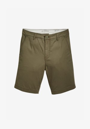 Shorts verde măsliniu, fabricate dintr-un amestec de bumbac, cu fermoar la răsucire, două buzunare frontale și o textură netedă cu detalii de cusături minime.