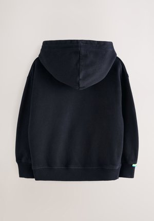 Črna jopa s kapuco, kenguru žepom, rebrastimi manšetami in spodnjim delom ter kapuco z vrvico. Mehka tekstura z majhnim poudarkom na spodnjem levem šivu.