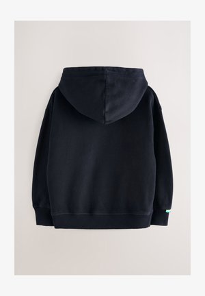 Sort hættetrøje med kængurulomme, ribstrikkede manchetter og kant samt snøre i hætten. Blød tekstur med en lille detalje på den nederste venstre søm.