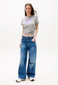 Tommy Jeans GRADIENT FLAG  - Camiseta estampada - grey htr