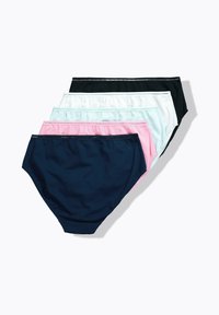 Cinq paires de culottes en coton pour femmes en bleu marine, rose, bleu clair, blanc et noir, empilées et étalées en éventail sur un fond blanc.