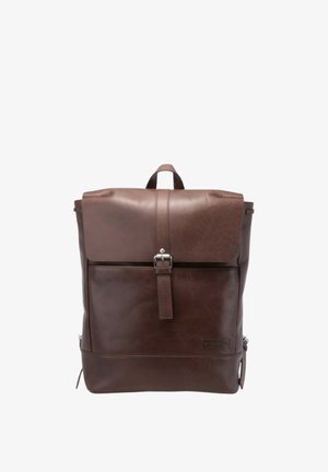 Mochila de cuero marrón con cierre de solapa, detalle de hebilla plateada, bolsillo frontal y asa superior. Textura suave con acentos mínimos.