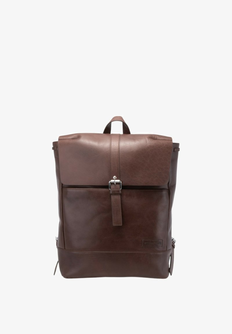 Mochila de cuero marrón con cierre de solapa, detalle de hebilla plateada, bolsillo frontal y asa superior. Textura suave con acentos mínimos.