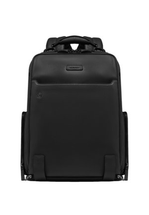 Mochila de cuero negro con asa y correas acolchadas, compartimentos frontales con cremallera y logo de la marca en material de textura suave.