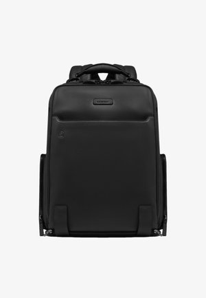 Mochila de cuero negro con asa y correas acolchadas, compartimentos frontales con cremallera y logo de la marca en material de textura suave.