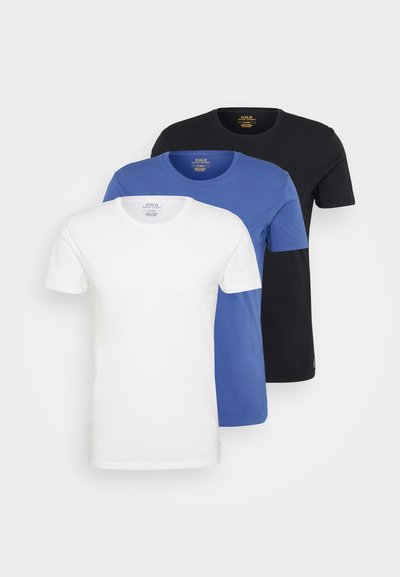 Kolm T-särki: valge, sinine ja must. Valmistatud puuvillast, ümarate kraede ja lühikeste varrukatega. Igal särgil on kaeluses nähtav silt.