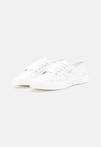 Baskets en toile blanche avec fermeture à lacets, tissu texturé, bout arrondi et détail logo discret sur le côté. Semelle en caoutchouc.