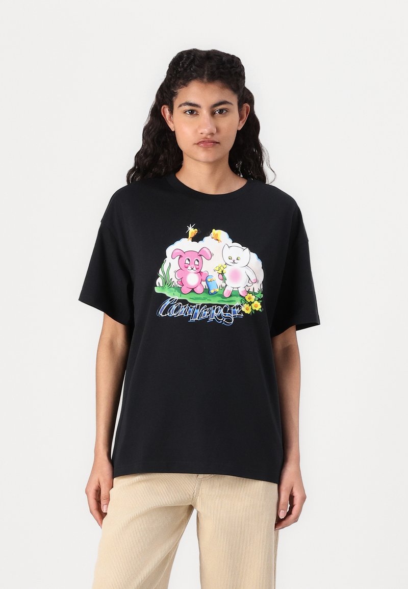 Tricou negru din bumbac, cu un grafic jucăuș ce reprezintă un porc roz și un iepuraș alb cu flori, pe un fundal colorat.