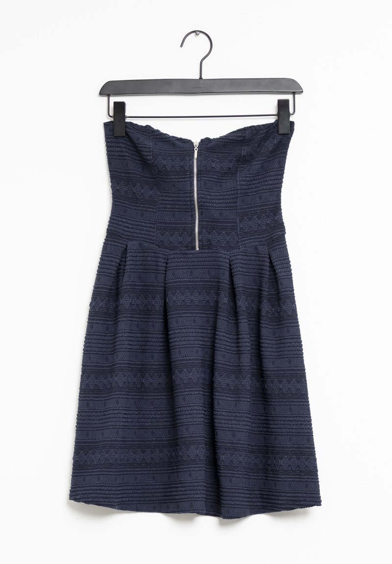 Robe sans bretelles de couleur marine avec un tissu texturé, arborant des motifs en zigzag et horizontaux, et une fermeture éclair argentée centrée au dos.