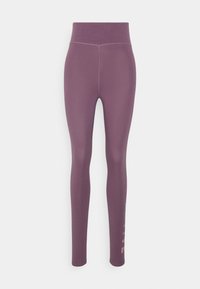 Fialové legíny s vysokým pasem vyrobené z elastického materiálu, s hladkým povrchem a logem potištěným vertikálně v pastelových barvách na spodní straně.