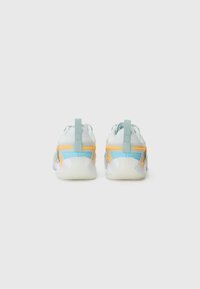 Sneaker mit einem hellblauen Obermaterial, orangefarbenen Akzenten und weißer Sohle. Verfügt über eine glatte Textur und eine Schlaufe an der Ferse für einfaches Anziehen.