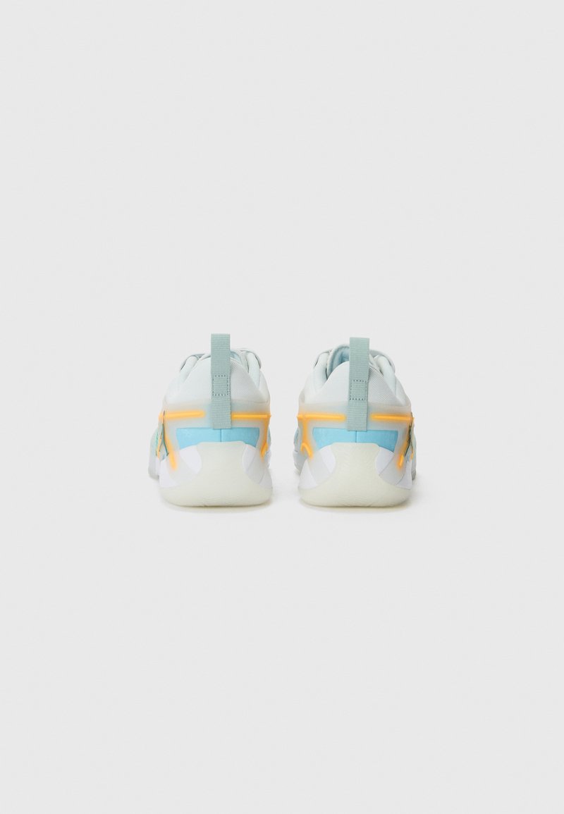 Zapatillas con empeine azul claro, acentos naranjas y suela blanca. Presenta una textura suave y una lengüeta en el talón para facilitar su uso.