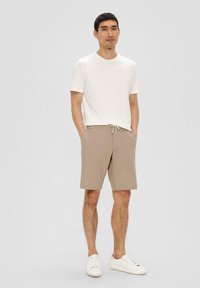 s.Oliver REGULAR STRUKTUR - Shorts - hellbraun