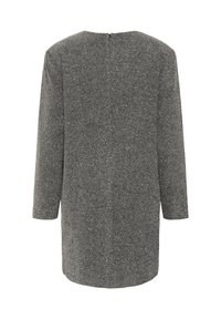 Robe tissée grise à coupe droite, manches trois-quarts et fermeture éclair au dos. Possède un motif texturé sur l'ensemble.