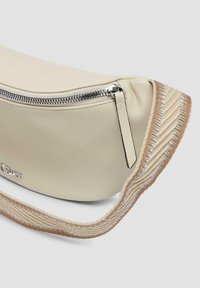 Crème-kleurige leren tas met een zilveren rits en een gestructureerde, geweven schouderband in beige met zilveren accenten.