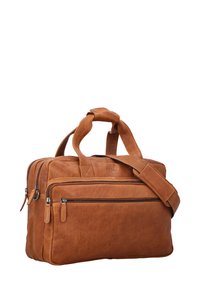 Ruda odinė kelionių tašė su dviem viršutiniais rankenėlėmis, reguliuojama petneša, dviem priekiniais užtrauktukų kišenėmis ir tekstūruotu paviršiumi.