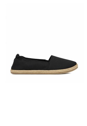Zapato espadrille negro de tipo slip-on con punta afilada y suela de yute trenzado sobre fondo blanco.