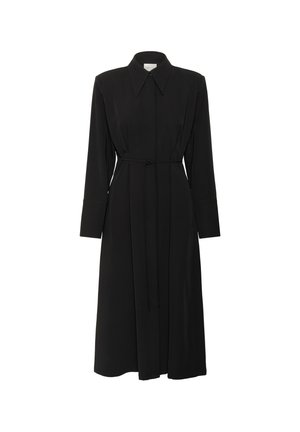 Vestido maxi negro con cuello, mangas largas, un cinturón atado en la cintura y una textura de tela suave. Diseño simple sin embellishments.