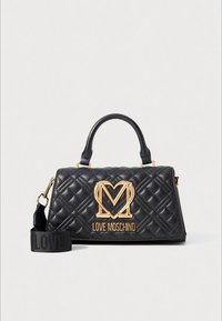 Mala preta matelassê em pele sintética, ferragens douradas, com um logótipo "M" grande e uma alça destacável com padrão "LOVE".