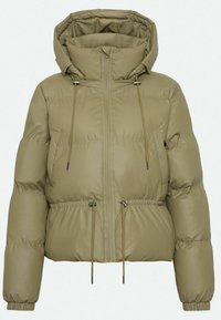 Giacca puffer verde oliva con cappuccio, zip frontale, vita con cordino e polsini, caratterizzata da una texture trapuntata e maniche ampie e gonfiate.