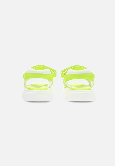 Πράσινα και λευκά σανδάλια με χοντρή σόλα, ρυθμιζόμενες λωρίδες και μαξιλαρωμένο πέλμα με λείο υφή.