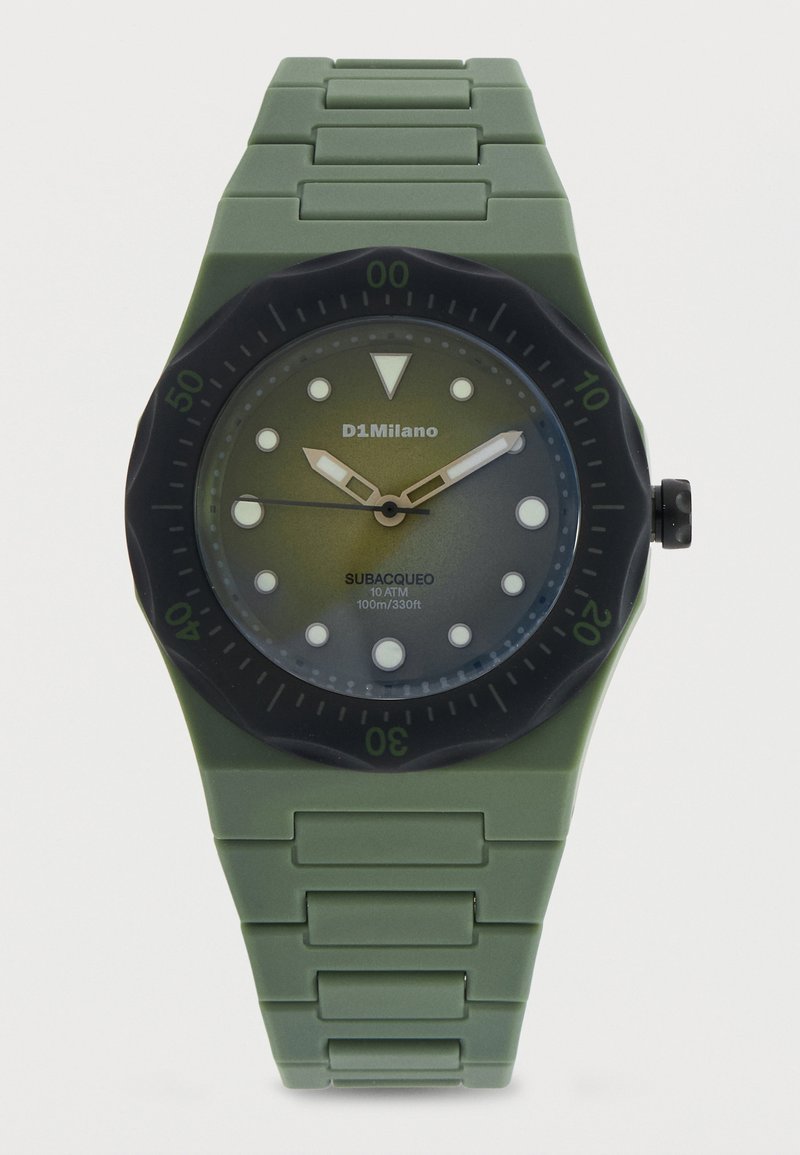Πράσινο καταδυτικό ρολόι με μαύρο περιστρεφόμενο στεφάνι, φωτεινούς δείκτες, μεγάλα δείκτες και ημερομηνία κειμένου "SUBACQUEO 10 ATM 100m/330ft" στο καντράν.