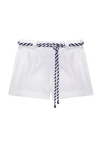 Pantaloni corti bianchi realizzati in tessuto testurizzato, dotati di una cintura in corda blu navy. Design su misura con pieghe e taglio dritto all'orlo.