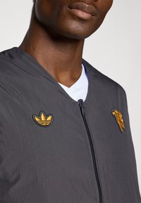 adidas Originals MANCHESTER UNITED ICON VEST - Vest - utility black/semi night flash