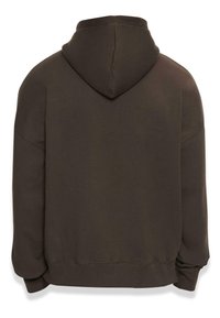 Haut à capuche marron avec une grande capuche ajustable, des poignets standards et une coupe décontractée. Fabriqué en tissu doux avec des coutures minimales et sans logos visibles.