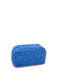 Pochette rettangolare blu con tessuto texture che presenta un motivo a foglia. Chiusura con cerniera e materiale morbido, adatta per riporre piccoli oggetti.