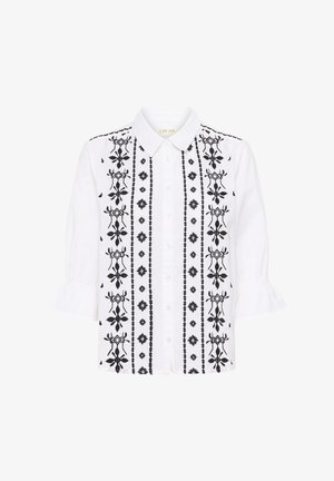 Blouse blanche à boutons avec une broderie florale verticale noire, un col pointu et des manches trois-quarts à volants.