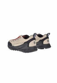 Scarpe da trekking beige e nere con suole in gomma, lacci rossi e decorazioni a motivo. Presentano anelli sul tallone per una facile indossabilità.