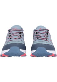 Urheilukengät, joissa on vaaleansinisestä verkkomateriaalista valmistettu päällinen, harmaita yksityiskohtia ja vaaleanpunaisia lisäyksiä. Varustettu teksturoidulla pohjalla paremman pidon saavuttamiseksi sekä perinteisellä nauhakiristysjärjestelmällä.