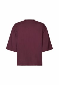 Burgundy short-sleeve T-shirt with a round neckline and loose fit. Made of soft material, featuring a smooth texture and no visible patterns.